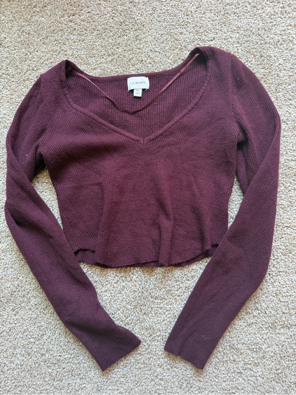 La Hearts Cropped V-Neck Knit Top in Burgundy
